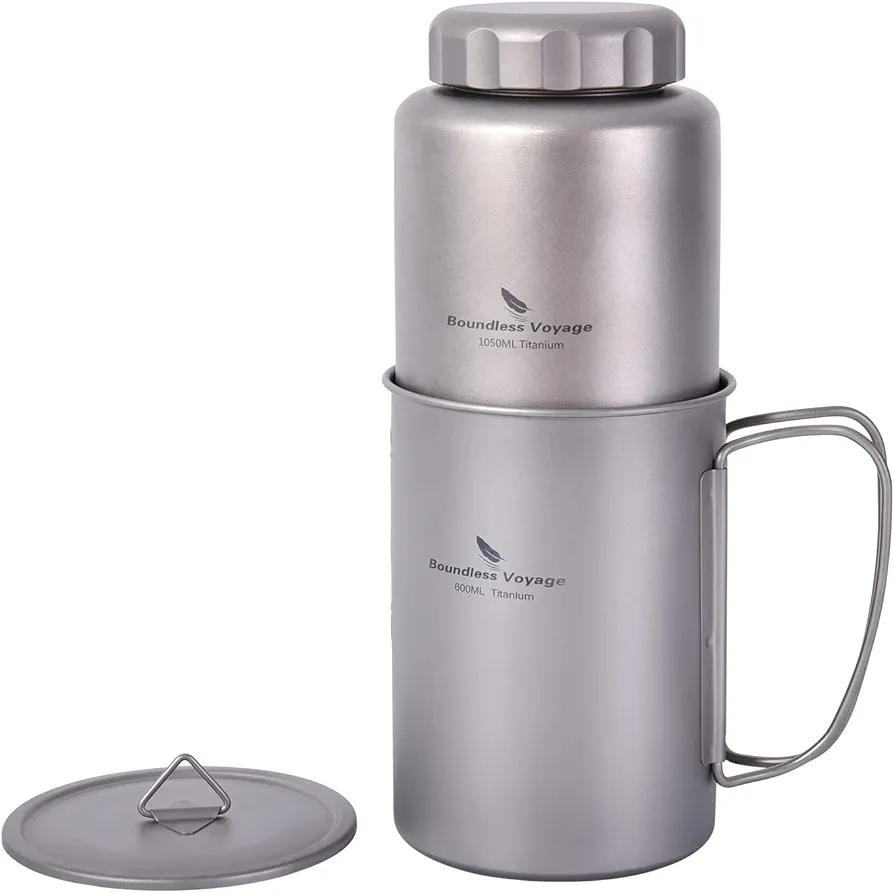 iBasingo Botella de titanio de 1050ml con taza de 600ml Utensilios de cocina para acampar al aire libre Boca ancha Liviano Portátil Botella de senderismo Juego de tazas Solo Kit de desorden de cocina